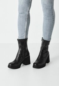 Tamaris Korolliset nilkkurit - black croco