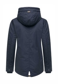 Mörkblå parkasjacka med huva, gjord av mjukt tyg, med rak skärning, sidofickor och knappade ärmslut.