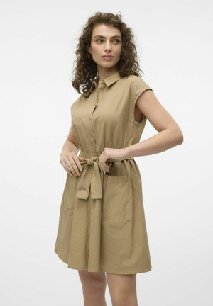 Robe à manches courtes et à boutonnière de couleur beige sable, mettant en valeur une taille cintrée et une ceinture à nouer, avec deux poches avant et une texture douce.