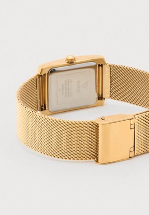 Gouden horlogeband van gaas met rechthoekige kast, metalen gesp en verstelmechanisme tegen een effen witte achtergrond.