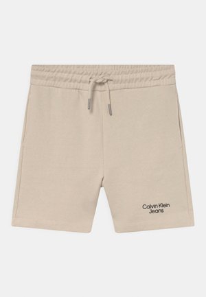 Beige Calvin Klein Jeans shorts med elastisk talje, snørebind, sidelommer og logo trykt nær venstre kant.