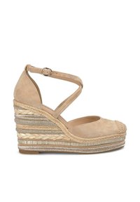 Beżowe zamszowe sandały na koturnie z paskiem wokół kostki, z teksturowanym jutowym i metalicznym akcentem na koturnie, z okrągłym noskiem.