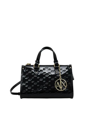 Borsa a mano in pelle verniciata nera con motivo in rilievo, due manici, una tracolla e un ciondolo circolare dorato con logo appeso a uno dei manici.