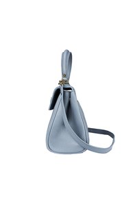 Lys blå lædertaske med en trekantet form. Har et kort håndtag og et langt justerbart rem. Tekstureret overflade og guldfarvede hardware-detaljer.