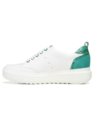 Witte sneaker met een gestructureerde groene accent bij de hiel. Voorzien van platte veters, ronde veterogen en een gestructureerde rubberen zool met ribbels.