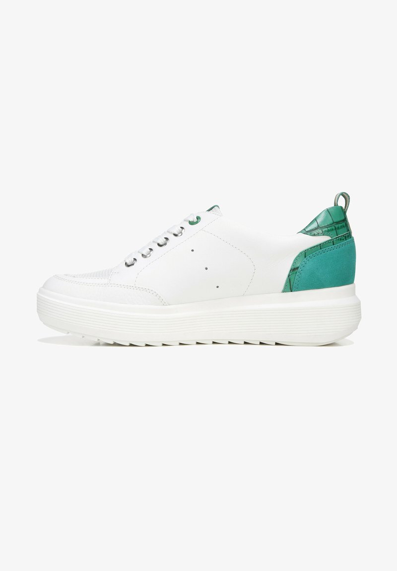 Witte sneaker met een gestructureerde groene accent bij de hiel. Voorzien van platte veters, ronde veterogen en een gestructureerde rubberen zool met ribbels.