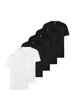 Deux t-shirts blancs et cinq t-shirts noirs à manches courtes en col en V disposés en rangée décalée sur fond blanc.