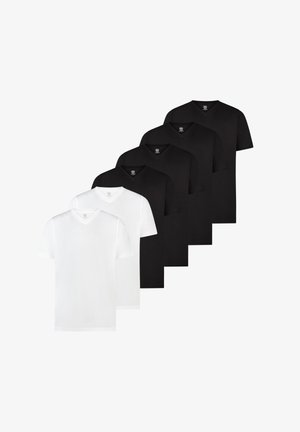 Twee witte en vijf zwarte V-hals T-shirts met korte mouwen, gerangschikt in een verspringende rij op een witte achtergrond.