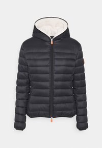 Veste matelassée noire avec capuche, design matelassé et poignets élastiques. Elle présente une doublure intérieure blanche douce et une fermeture éclair frontale avec un tirette orange.