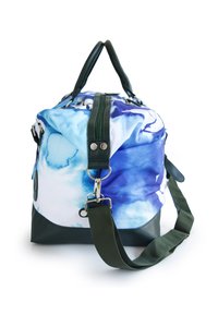 Sporttasche mit einem Aquarellmuster in Blautönen, mit grünen Akzenten, robusten Griffen und einem verstellbaren Schultergurt. Mit Reißverschluss.