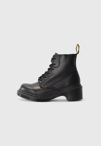 Botine negre din piele cu vârf rotund, design cu șireturi și toc din cauciuc texturat. Prezintă o buclă galbenă în spate pentru a fi ușor de purtat.