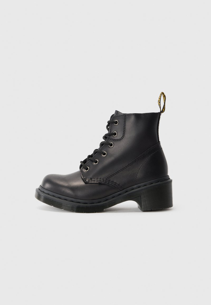 Bottines en cuir noir avec un bout arrondi, un design à lacets et un talon en caoutchouc texturé. Dispose d'une boucle jaune à l'arrière pour un enfilage facile.