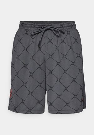 Shorts de bain gris avec un motif géométrique noir, taille élastique et cordon de serrage. Présente des coutures rouges à l'ourlet latéral. Texture de tissu lisse.