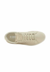 Sneaker K-Swiss beige avec lacets, col rembourré, languette marquée et détails perforés sur les côtés, présenté de vue de dessus sur fond blanc.
