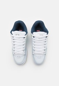 Globe TILT - Skate shoes - white/blue
