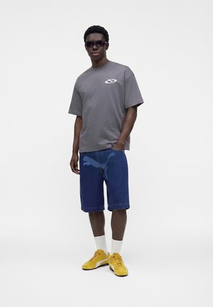 Puma, OVERSIZED RACING TEE UNISEX - Μπλουζάκι με στάμπα - moody gray