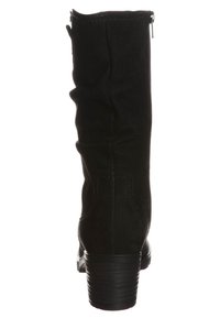 Bottine noire décontractée en daim doux, avec une fermeture éclair latérale et un bout arrondi, dotée d'un talon empilé pour plus de stabilité.