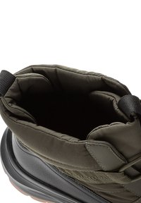 Botte noire et vert olive avec col en textile rembourré, semelle en caoutchouc et embout renforcé. Intérieur avec doublure douce pour le confort.