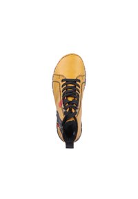 Chaussure en cuir jaune avec des accents noirs, à bout rond et lacets noirs. Fermeture à glissière à l'arrière avec des détails rouges sur le côté. Texture lisse.