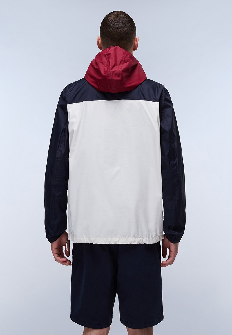 Windbreaker a bloques de color con capucha burdeos, mangas azul marino y cuerpo crema. Ligero, de textura suave con puños y dobladillo elásticos.