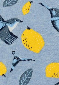 Tela de punto con un fondo azul claro que presenta un patrón de limones amarillos, pájaros azules y hojas verdes, mostrando colores vibrantes y detalles.