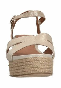 Beige espadrille sandalen met een gevlochten jute hak en kruisstreepdesign. Het oppervlak heeft een subtiele glans.