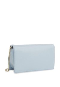 Vaaleansininen nahkainen clutch-laukku, jossa on sileä pinta, suorakulmainen muoto, kultaketjuolkka ja hienovarainen ommeltu reuna.
