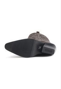 Stivale in pelle marrone con cuciture dettagliate, punta affusolata e suola in gomma nera con texture pattern e logo.