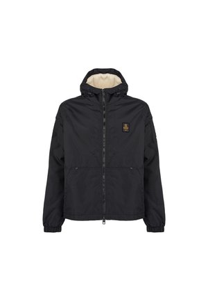 Giacca nera con zip, foderata in morbido pile beige, cappuccio regolabile, polsini elasticizzati e due tasche frontali. Presenta una toppa con il logo sul petto.