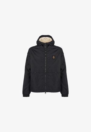 Zwarte ritssluiting jack met een zachte, beige fleece voering, verstelbare capuchon, elastische manchetten en twee voorzakken. Heeft een logopatch op de borst.