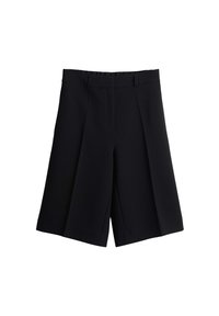 Schwarze, maßgeschneiderte Shorts mit Falten, strukturiertem Bund und klaren Linien, hergestellt aus einem glatten Stoff, ohne sichtbare Muster oder Beschläge.