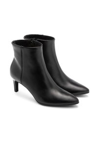 Czarne skórzane botki za kostkę z wydłużonym noskiem i małym obcasem. Gładka tekstura, smukła sylwetka i zamek błyskawiczny z boku.