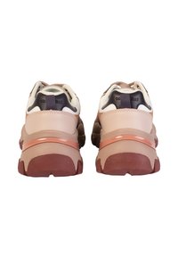Tenisky s masivním designem, vyrobené z kombinace světle růžové a krémové kůže, s tmavě hnědými akcenty a texturovanou gumovou podrážkou.