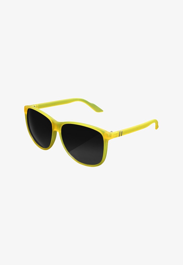 Kollane gradient raami päikeseprillid tumedate mustade läätsedega. Lai kassikujuline kuju, voolujooned varred kahe aktsenttriibuga hinge lähedal.