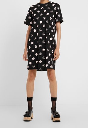 Schwarzes Kurzarmkleid mit großen pinken und weißen Punkten sowie Vogelmotiven. Entspannt geschnitten mit Rundhalsausschnitt, aus weichem Stoff gefertigt.