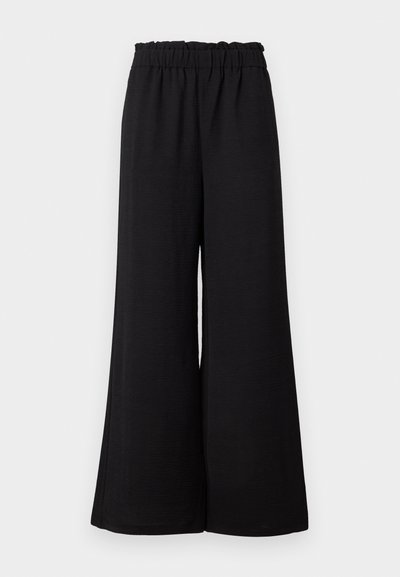 Czarne spodnie o szerokich nogawkach z elastycznym pasem, wykonane z teksturowanej tkaniny, charakteryzujące się luźnym krojem i prostymi brzegami.