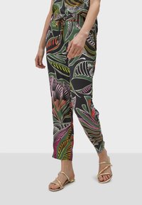 Pantaloni a motivo foglia in nero, con colori vivaci di verde, rosa e rosso. Progettati con vita regolabile e gambe affusolate.