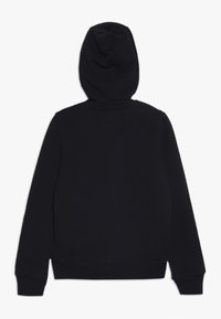 Sort bomuldshoodie med en rummelig hætte, lange ærmer og ribbet talje. Glat tekstur med minimalistisk detaljering, ingen synlige logoer.