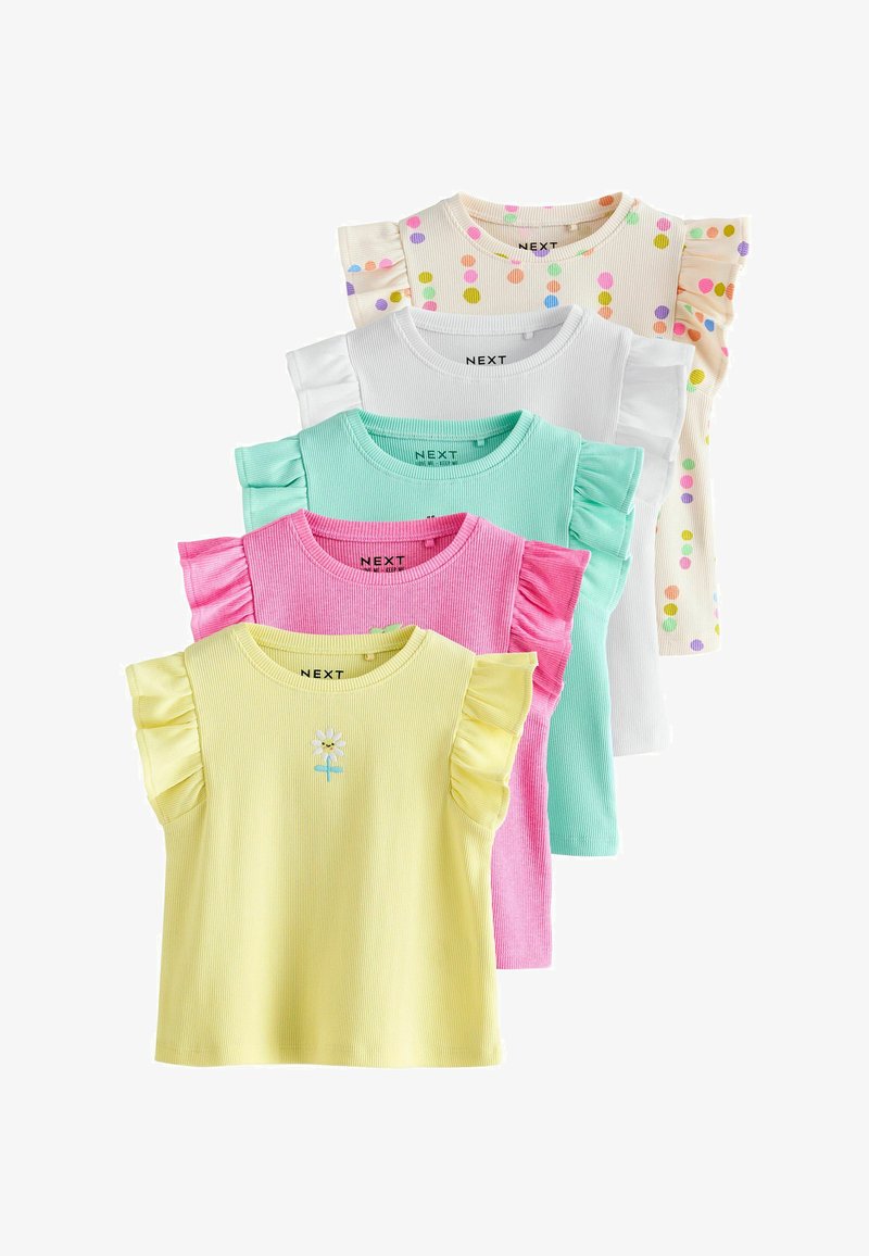 Cinco camisetas sin mangas para niños pequeños con hombros con volantes, en amarillo con estampado de flores, rosa, verde menta, blanco y crema con puntos de colores.