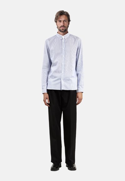 Gestreepte overhemd met knopen in lichtblauw en wit, gecombineerd met hoge zwarte broek. Het shirt heeft een kraag en volledige knopen.