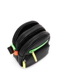 Pequeña bolsa de cuero negra con tres compartimentos con cremallera, con acentos en verde neón, amarillo y naranja, y superficie texturizada.