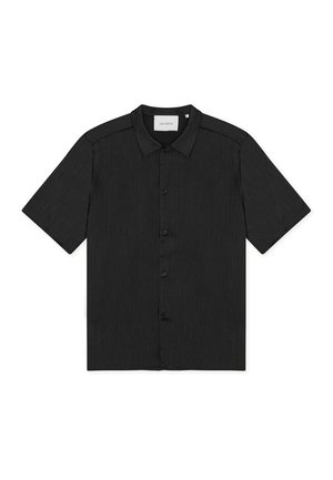 Μαύρο πουκάμισο με κοντά μανίκια και κουμπιά, από υφασμά με υφή και διακριτικό κάθετο ριγέ μοτίβο, με κλασικό γιακά.