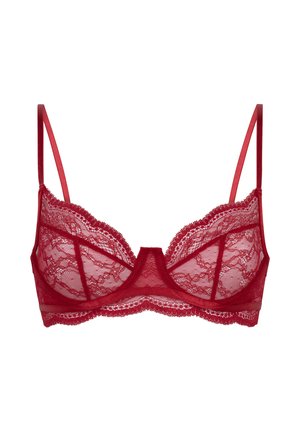 Soutien-gorge en dentelle rouge avec bonnets semi-transparents et bretelles satinées réglables. Présente des bords en dentelle festonnée et un panneau décoratif central.