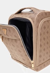 Borsa in tessuto beige stampato con hardware dorato, dotata di chiusura con zip, un logo prominente e interni foderati. Tasca esterna con zip visibile.