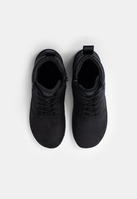 Musthave mustad, millel on sametine tekstuur, madal profiil, ümar nina, ketsid ja talla tagumises osas lihtsaks selga panemiseks. 