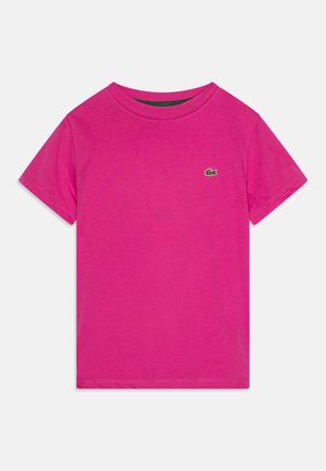 Pink bomulds-t-shirt med korte ærmer og rund halsudskæring, med en lille grøn Lacoste-logo på brystet. Glat tekstur, afslappet design.