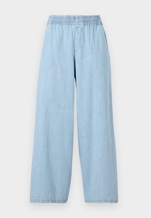 Lichtblauwe, wijde broek van denim met een elastische tailleband. Gladde textuur zonder zichtbare patronen of decoraties.