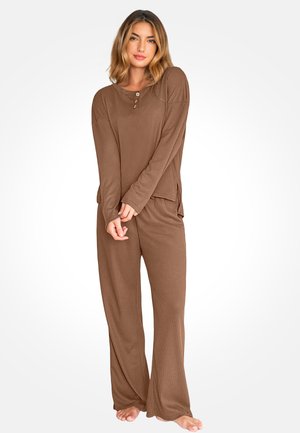 Bruine geribbelde longsleeve met drie knopen en losse broek. Zachte textuur; casual ontwerp; geen zichtbare patronen of accenten.