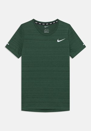 Grön kortärmad Nike-t-shirt gjord av textil, lättviktsmaterial. Har en rund halsringning och en liten vit logotyp på bröstet.