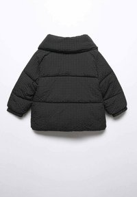 Černá puffa bunda s texturovaným povrchem, velkým límcem a elastickými manžetami, s volným střihem a prošívaným vzorem.